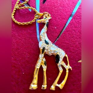 Beautiful brand new giraffe pendant.